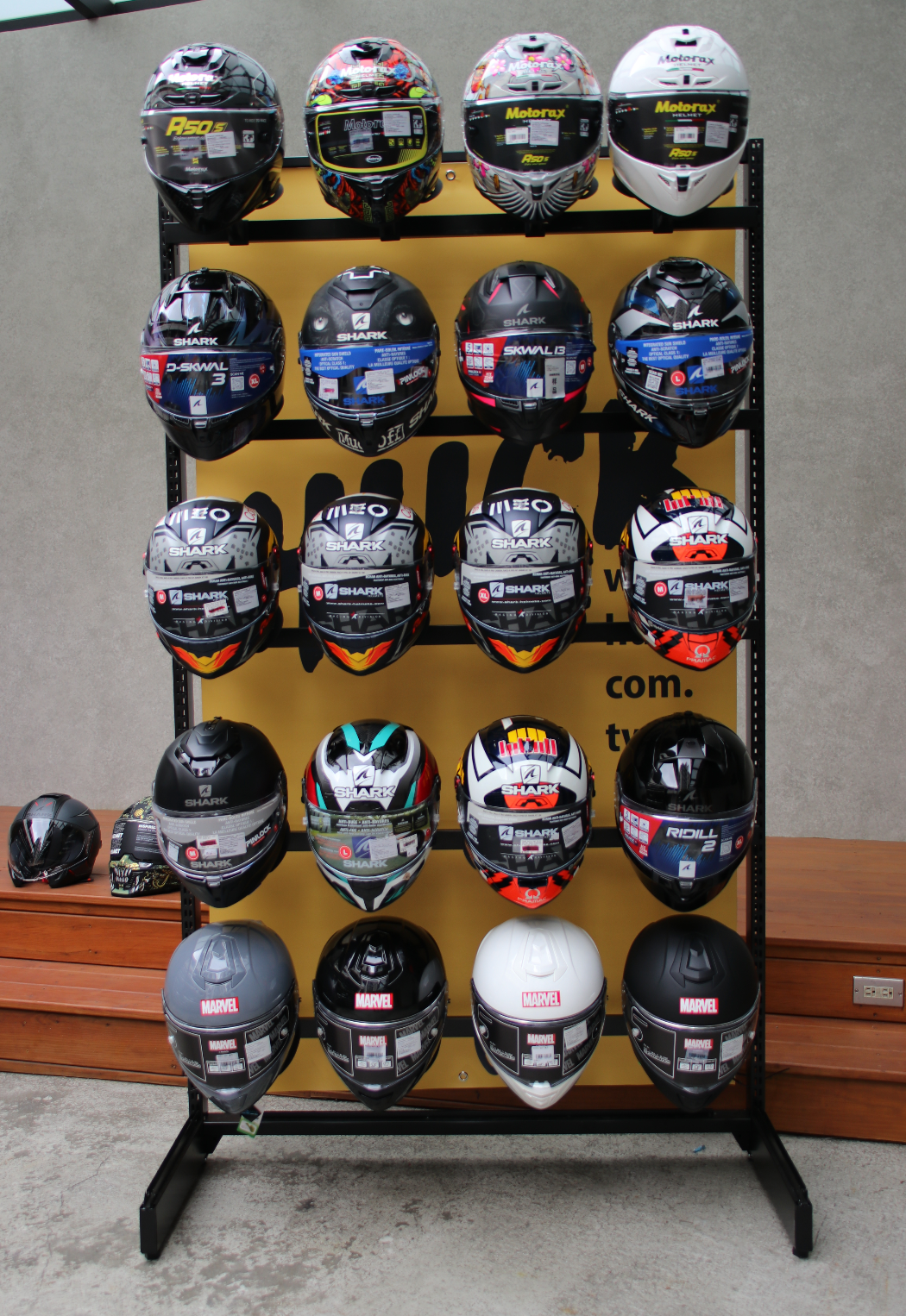 Pillar Helmet Display (6FT x 4FT)